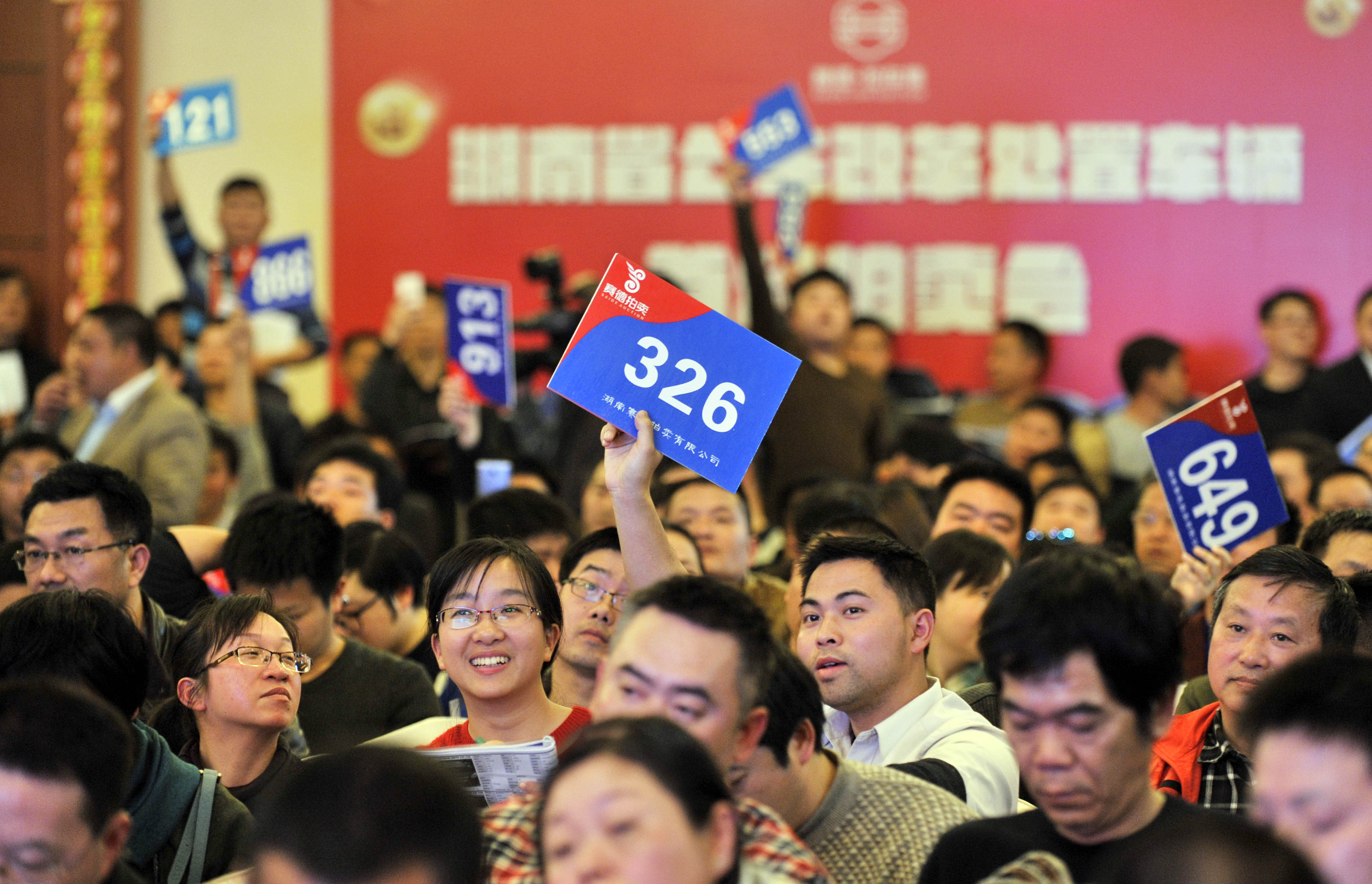 省直機關公車首次拍賣火爆收場 402位買家搶完84臺車